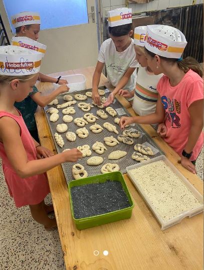 Kinder, die Kekse in einer Küche backen